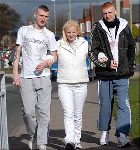 在兒子陪伴下，蘇20年來首次踏出家門