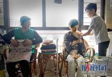 沐沐和奶奶，還有護工李亞芝