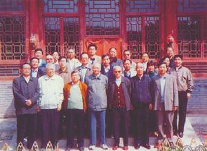 1999年4月18日，“2020年航空動力發展戰略研討會”在易縣西陵行宮召開（前排左第4人為吳大觀同志）