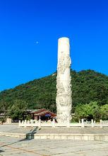 千山正門廣場右側千華寶杵（佛教）