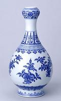 清嘉慶青花折枝花果紋蒜頭瓶