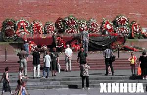 1999年6月22日，莫斯科市民紛紛來到無名烈士墓前，向在衛國戰爭中犧牲的烈士敬獻鮮花與花圈。