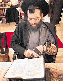 希伯萊語猶太人在閱讀以希伯萊文出版的書