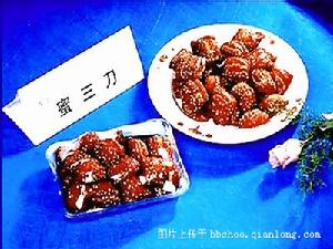 老號祥聚公蜜三刀也很有名氣，是老北京重要年貨。北京地安門小吃店製作的蜜三刀，1997年12月被中國烹飪協會授予首屆全國中華名小吃稱號。