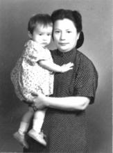 裘麗琳抱著小女兒