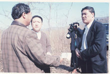 時任伊春林管局副局長、鐵力林業局局長楊國棟（）在日月峽選址現場