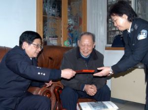 鍾益勝同志（左）