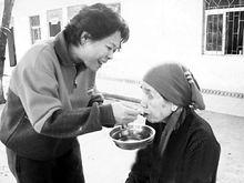 豹愛芳精心照顧老人