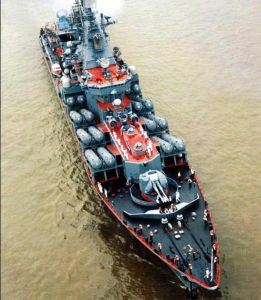 前俯視圖  甲板為蘇俄特有的紅色