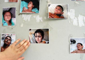 2004年9月4日，在俄羅斯南部北奧塞梯別斯蘭市的一家醫院裡，部分受傷人質的照片被貼到牆上等待家屬的辨認