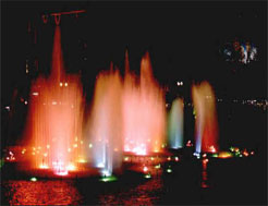 街心花園多彩噴泉 街心花園多彩噴泉