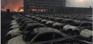 在距離爆炸現場南側不到400米處，四五個約足球場大小的停車場上，停放的上千輛全新汽車，幾乎全被焚毀僅剩框架，仿佛一片汽車墳墓。爆炸現場被燒的汽車殘骸。