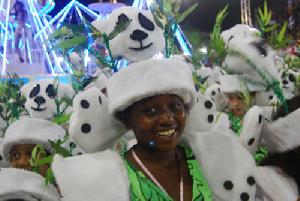 戴熊貓頭盔巴西兒童