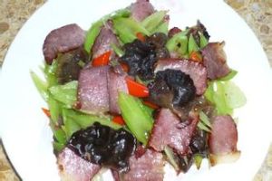 西芹木耳炒臘肉 西芹木耳炒臘肉