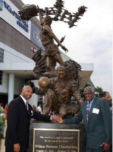 張伯倫在費城76人主場華切維亞中心的銅像