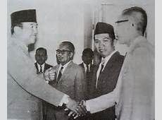 黃自達與蘇加諾親切握手