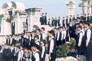 1999年5月4日，北京市年滿18周歲的中學生在圓明園遺址舉行18歲成人宣誓儀式活動。