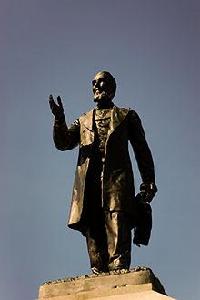 亞歷山大&middot;麥肯齊紀念雕像