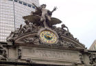 建築物上方的雕像時鐘