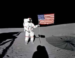 美國國旗在月球上迎風招展
