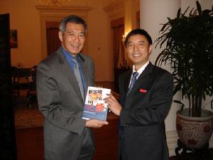 新加坡內閣總理李顯龍與深圳大學教授呂元禮合影