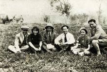 俞秀松（左四）在新疆
