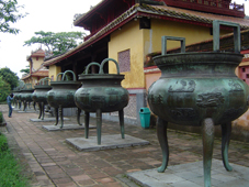 九鼎:每一尊巨鼎代表阮朝一位皇帝