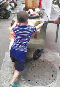 朱郁儒的6歲兒子，偶爾會幫忙推攤車