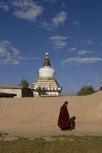 著紅色僧服的孩子