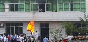 羅志鳳和葉忠誠自焚兩分鐘後，二樓的鐘如琴像個火球一樣從樓上跳了下來。