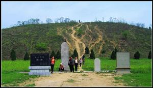 陽陵是西漢王朝第四代皇帝漢景帝劉啟與其皇后王氏異穴合葬的陵園。