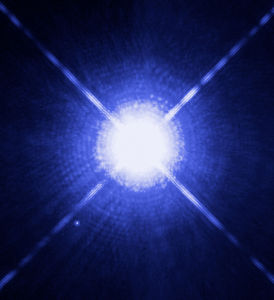 哈柏太空望遠鏡拍攝的天狼星雙星系統，在左下方可以清楚的看見天狼伴星（天狼B）。