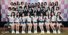 BNK48初代メンバーとAKB48（2列目中央6人）が記念撮影