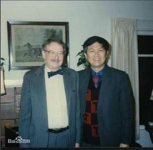 中國學者倪世雄教授早年和華爾茲的合影