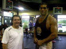 訓練中的The Great Khali(右)