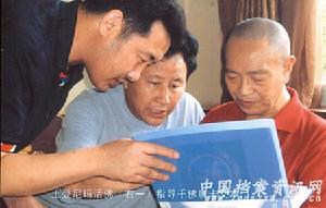 土登尼瑪活佛(右一)指導千佛唐卡文本