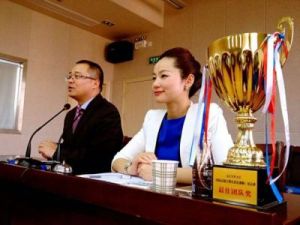 劉明源（左一）