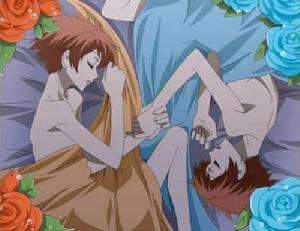 睡覺依然牽著手