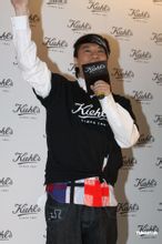 2011年2月19日在上海出席活動做慈善