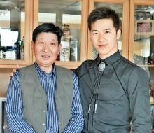 與恩師達日瑪先生在一起