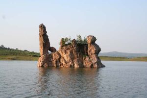 昭平湖景區姑嫂奇石