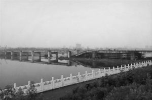 [交流] 撫順月牙島西跨河大橋竣工前垮塌(圖)--理由很搞笑撫順月牙島西跨河大橋昨晚橋板坍塌 