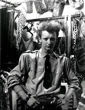 出道前的喬治男孩擔任服裝設計師工作