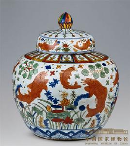明嘉靖五彩魚藻紋蓋罐