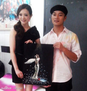 劉真老師與小鵬和他的作品《追尋真理的折翼天使》合影