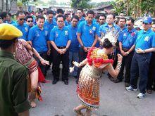 當地居民在表演