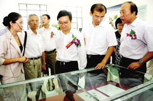 浦榮皋、陸留生等市領導參觀珍郵展。