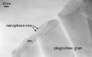 （圖）在月球土壤10084外緣，被太空風化顆粒的TEM影像。