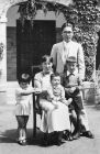 抗日戰爭爆發後，1938年夏，冰心懷抱小女兒吳青，全家在燕南園寓所前留影。此後，冰心全家離開北平，前往大後方昆明、重慶。