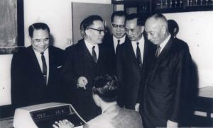 張希哲陪同“台灣省主席”黃杰參觀校園教學設施